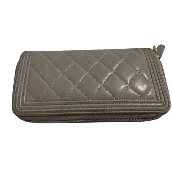 Chanel Gray Quilted Leather Wallet with Gold Clasp - Picture 7 of 10